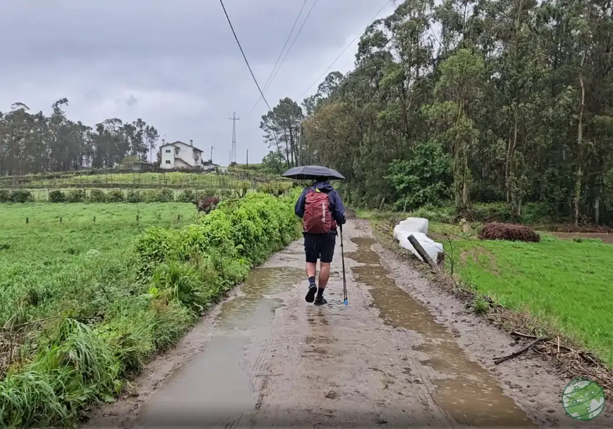 caminho alagado com poças e lama