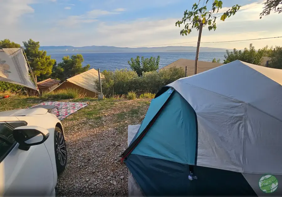 Vista da parcela no Camping Aloa na Ilha de Brač,