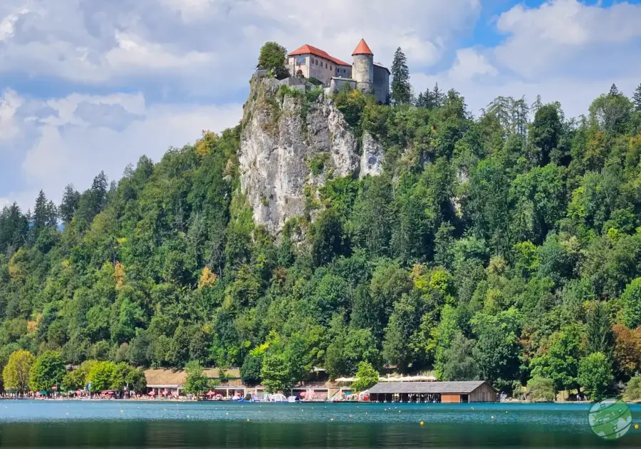 Castelo de Bled em cima da falésia