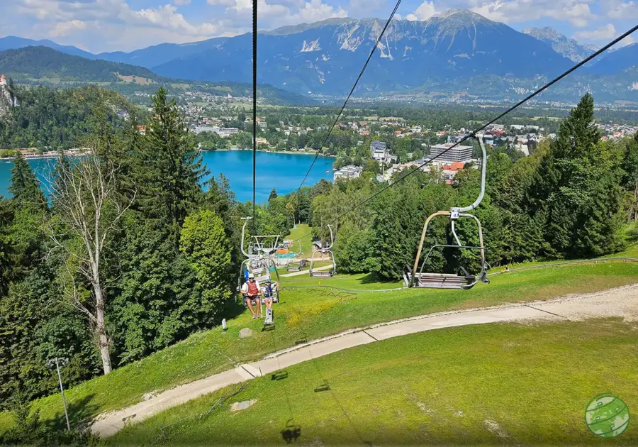 Chairlift de Straža Bled com vista sobre o Lago Bled