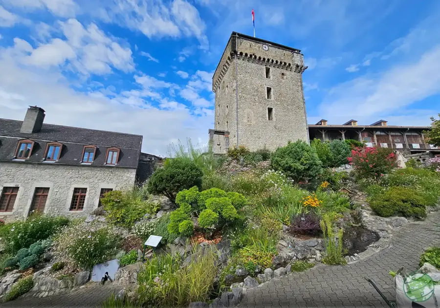 Interior do Château Fort Musée Pyrénéen em Lourdes