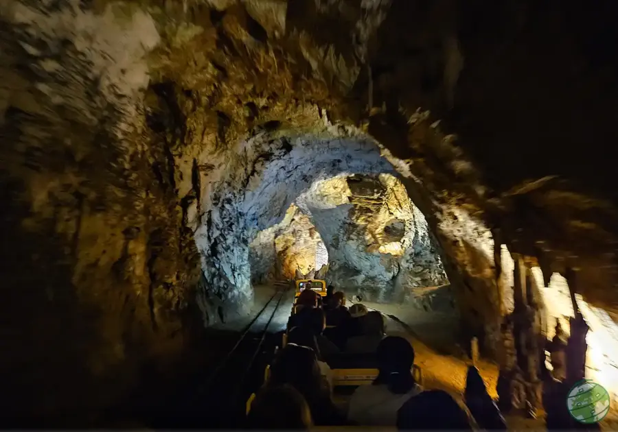 O comboio da gruta de Postojna