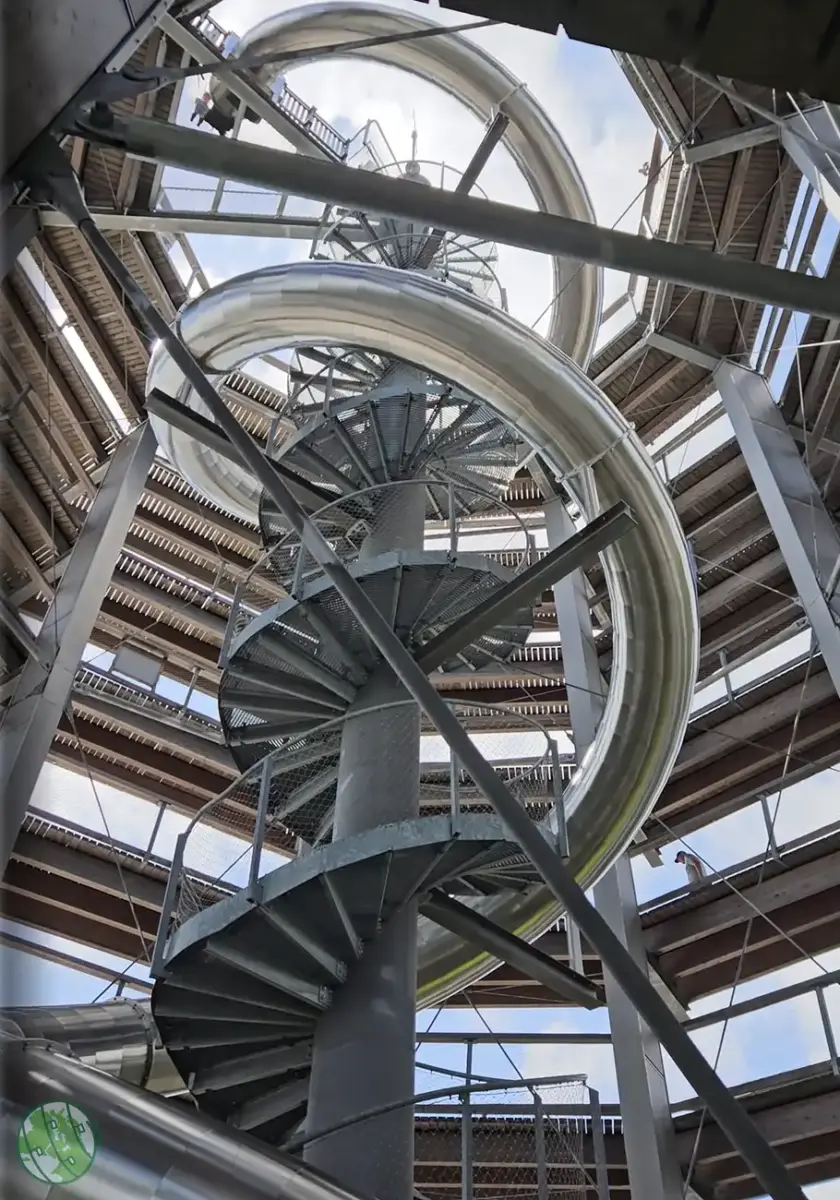 Escorrega de 62 metros no Passadiço nas Copas das Árvores em Pohorje