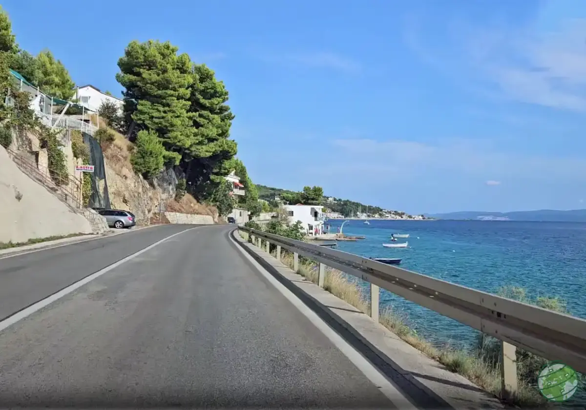 Estrada costeira de chegada a Omiš com o Mediterrâneo a espreitar pela janela direita