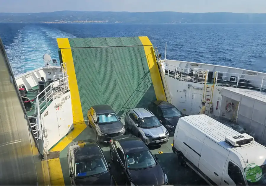 Ferry da Jadrolinija de Supetar para Split completamente cheio