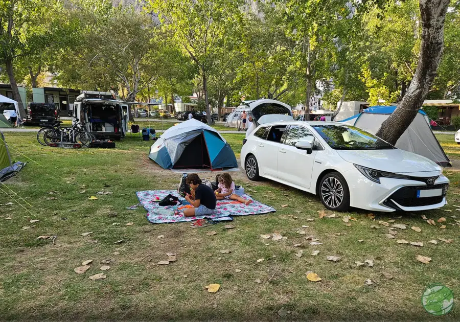 Estrada costeira de chegada a Omiš com o Mediterrâneo a espreitar pela janela direita