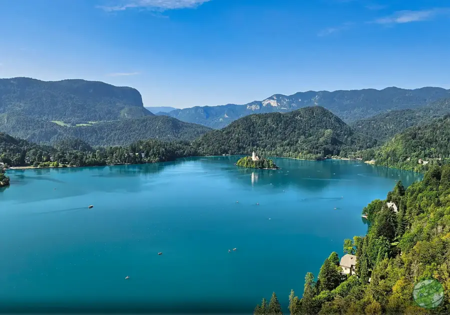 Vista panorâmica sobre o Lago Bled e a ilha a partir do Castelo de Bled