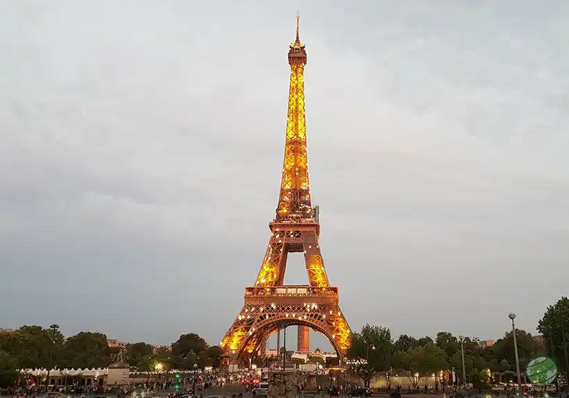 eiffel tower light show