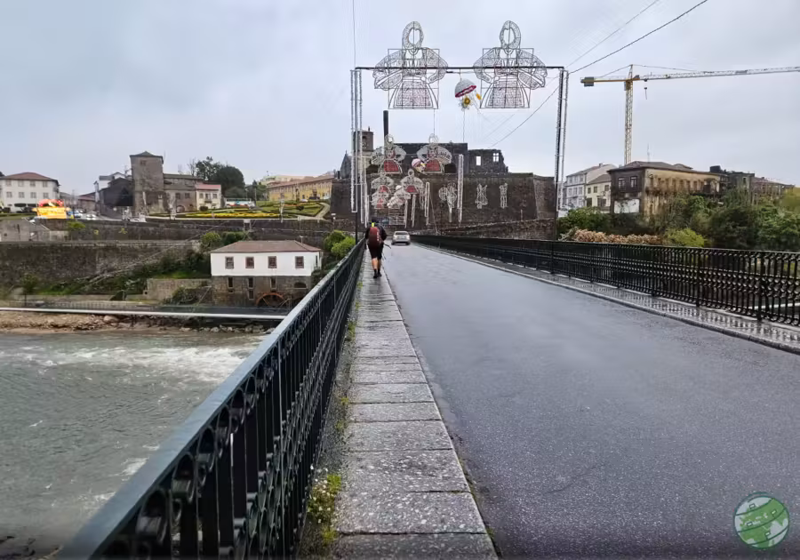 Crossing the windy Barcelos Bridge